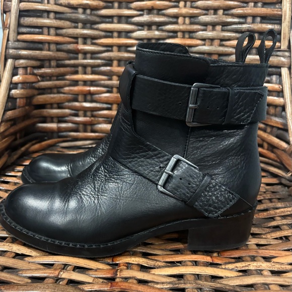 Gentle Souls by Kenneth Cole
Women's Black Leather Best of
Moto Boots Size 6.5 - Picture 1 of 13